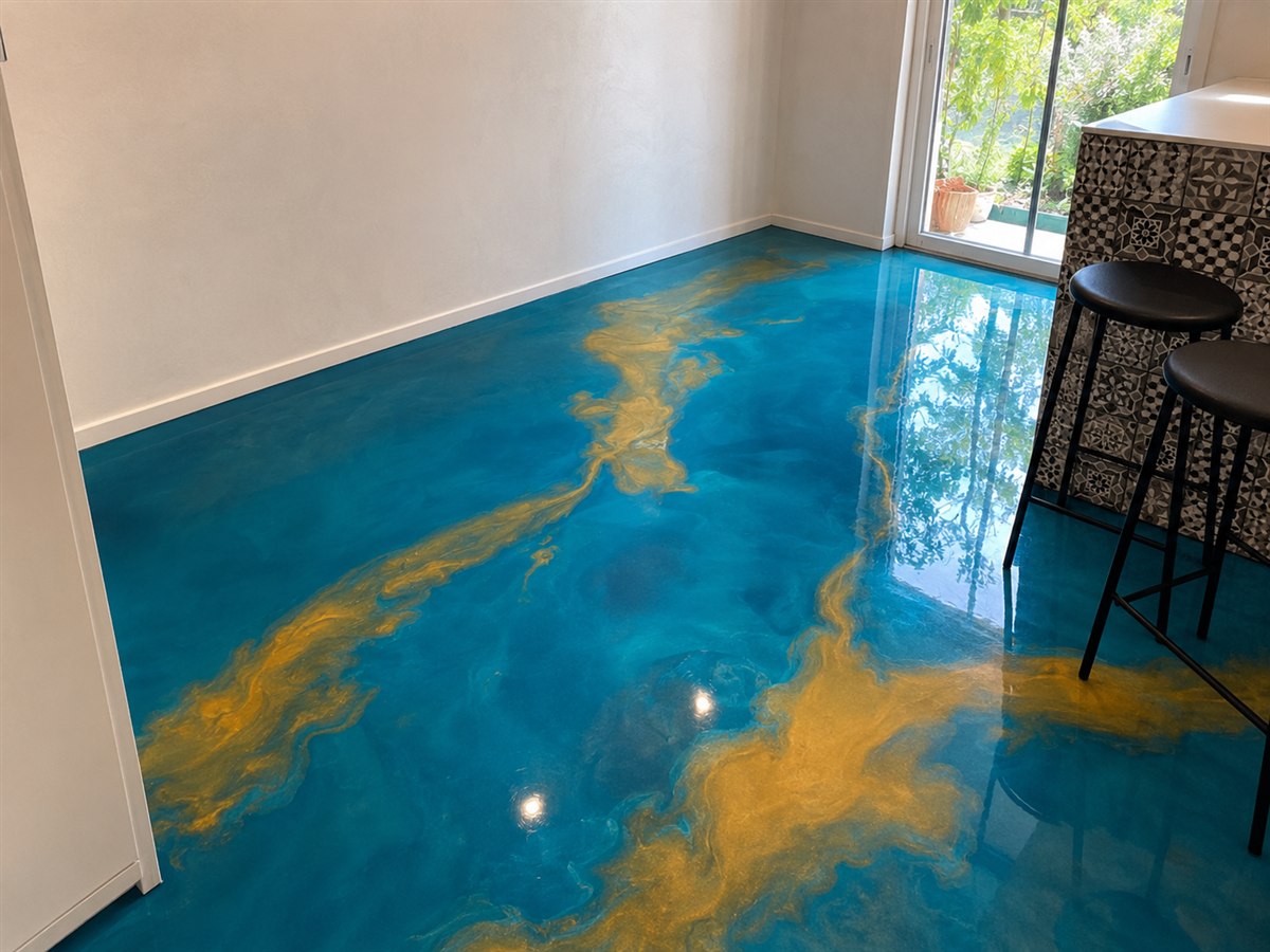Visualisiertes Oberflächenkonzept „Azure Gold“ für Wohnbereich