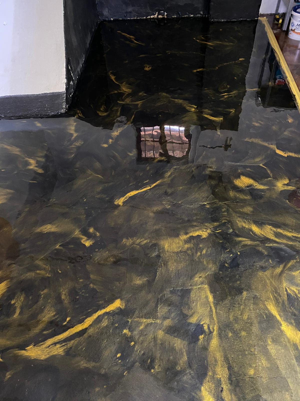 Glänzender schwarzer Boden mit goldenen Strukturen